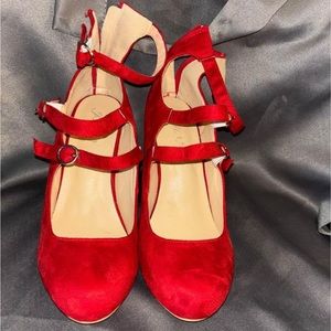 BRIGHT RED CHUNKY HEELS SIZE 6			


PN: 0464